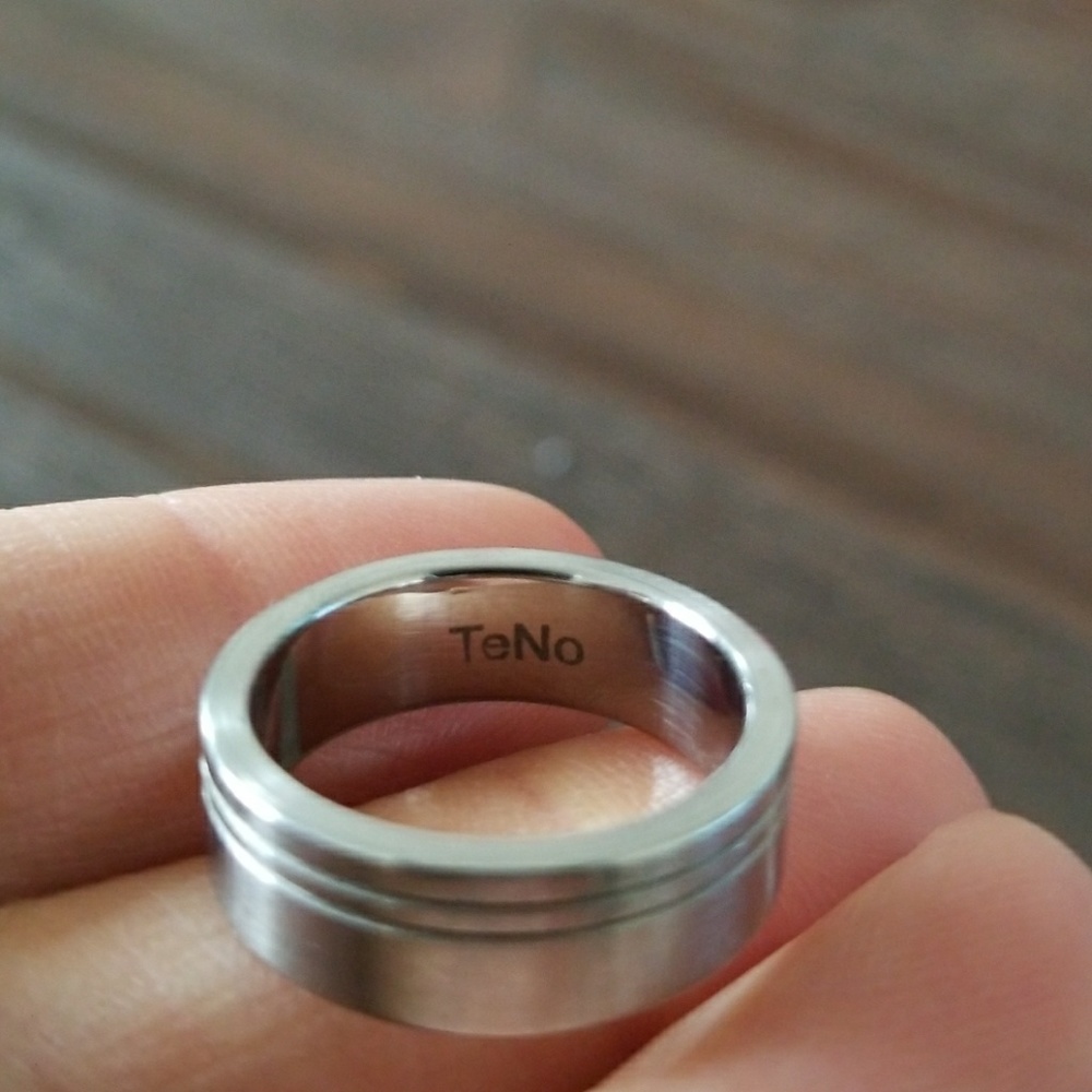 A simply elegant wedding band